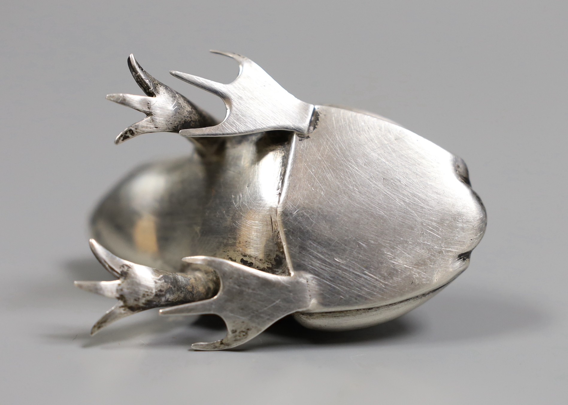 An Edwardian novelty silver mounted pin cushion, modelled as a frog, Sydney & Co, Birmingham, 1907, 54mm.